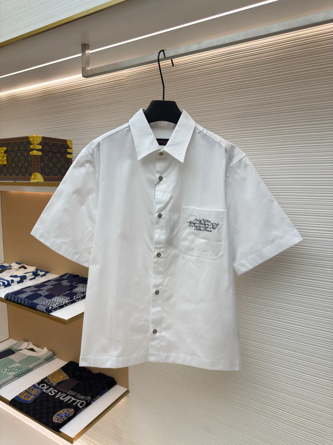LOUIS VUITTON Mount Fuji embroidered short-sleeved shirt ●Authentic product: purchased and developed by 9150 ●Item number: 1680104-A75 ●Material: cotton fabric ●Technology: embroidery production ●Version: fitted version ●Weight: about 315 grams ●Size: Creative collaborations for the 2025 autumn and winter shows. A retro handwritten logo resides on the chest pocket, while the Mount Fuji and cherry blossom patterns on the back represent the iconic elements of Nigo's hometown. The overall wiring is straight and delicate, the fabric is comfortable and soft, and the color is consistent without color difference. It can be matched with the same style to create a fashionable look and control various occasions. Customized accessories, complete with three standards, same style for men and women!